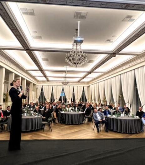 Wystąpienie na konferencji "Uroda bez Skalpela", prelekcja dla pełnej sali gości w eleganckim wnętrzu z żyrandolem.